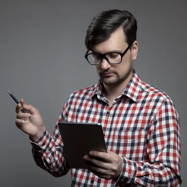 Pohledný bederní moderního člověka pomocí tabletu. — Stock fotografie