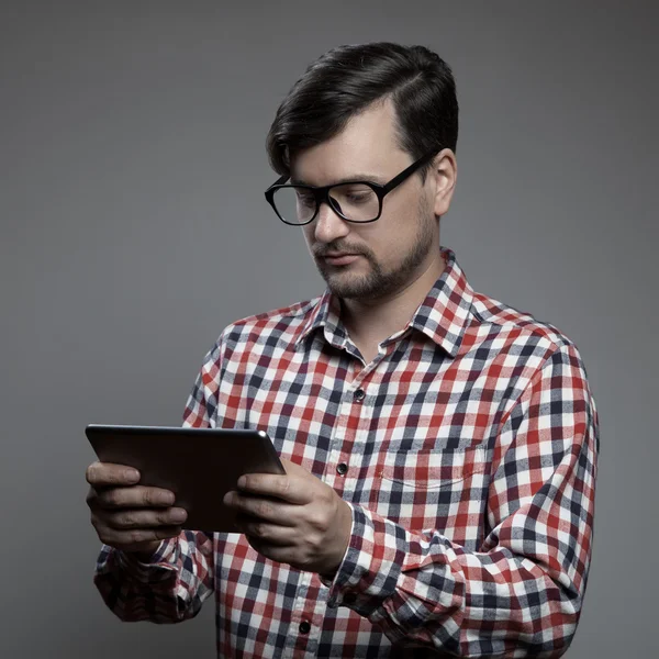 Bonito hipster homem moderno usando tablet . — Fotografia de Stock