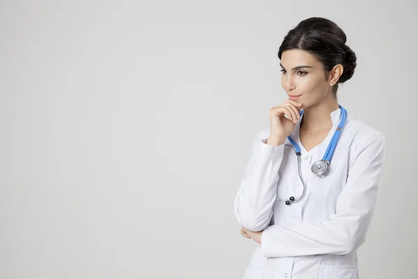 Pensando medico donna con stetoscopio . Foto Stock
