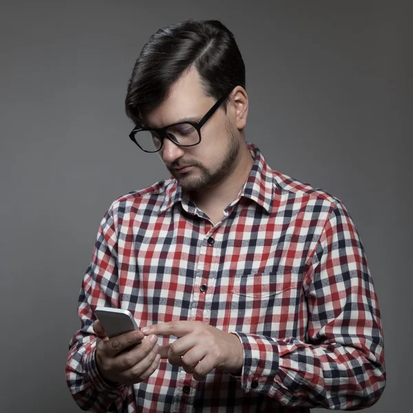 Ο σύγχρονος άνθρωπος όμορφος hipster χρησιμοποιώντας smartphone. Royalty Free Φωτογραφίες Αρχείου