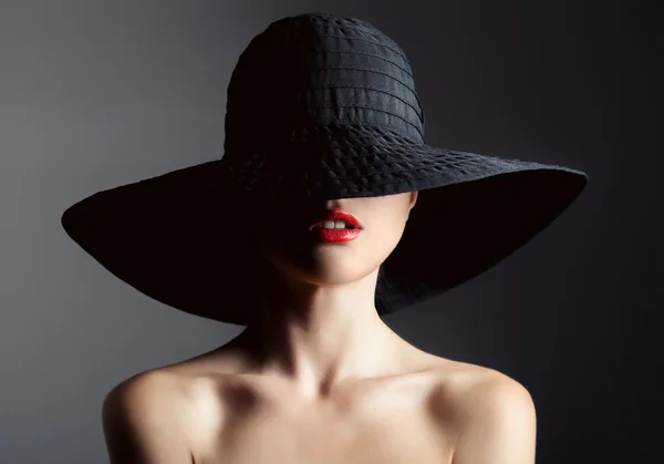 Belle femme au chapeau. Mode rétro. Fond sombre. — Photo