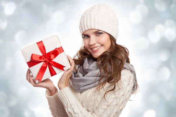 Νεαρή γυναίκα ευτυχισμένη με ένα δώρο. Χριστούγεννα. — Φωτογραφία Αρχείου