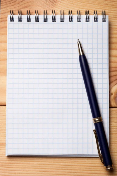 Pen en notitieboekje op houten tafel. — Stockfoto