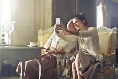 kadın bir selfie alarak