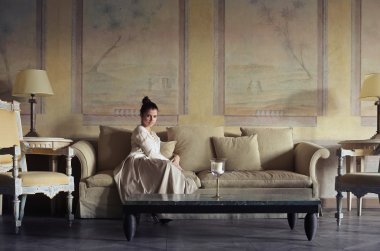 Kanepede oturan kadın.