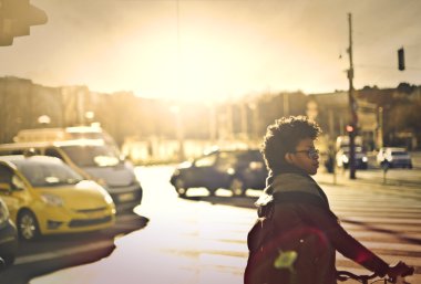 Bisiklet süren kadın