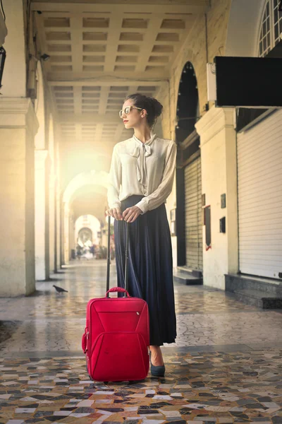 Femme avec des bagages — Photo