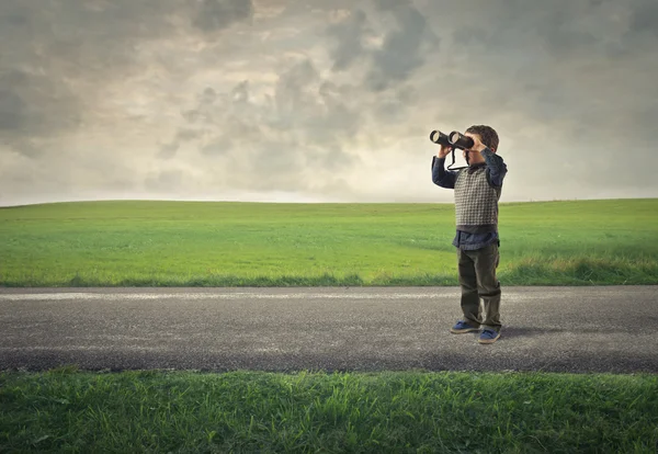 Kluk s dalekohledem — Stock fotografie