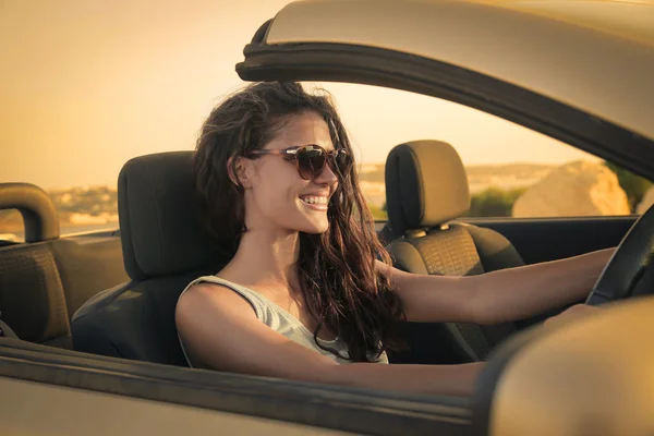 Mulher dirigindo um carro — Fotografia de Stock