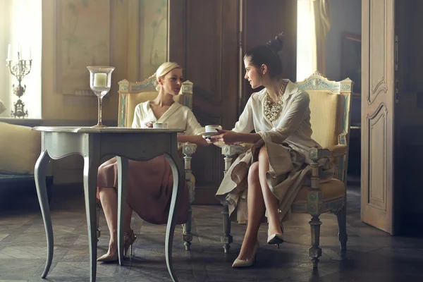 Mujeres conversando tomando un café — Foto de Stock