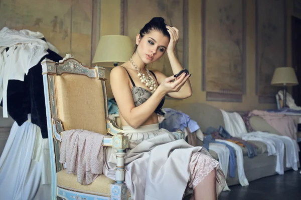 Mujer aplicando maquillaje — Foto de Stock