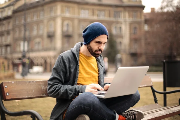 Mann benutzt Computer — Stockfoto