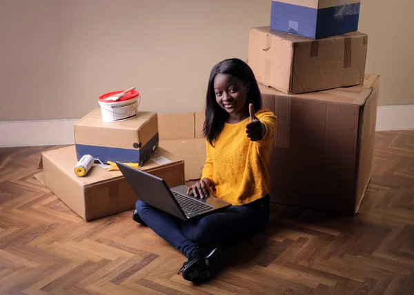 Donna che utilizza il computer — Foto Stock