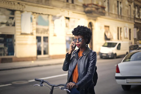 Mulher falando ao telefone — Fotografia de Stock