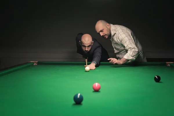 Friends playing pool — Stock Photo, Image