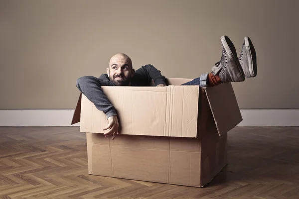 Homme dans une boîte — Photo