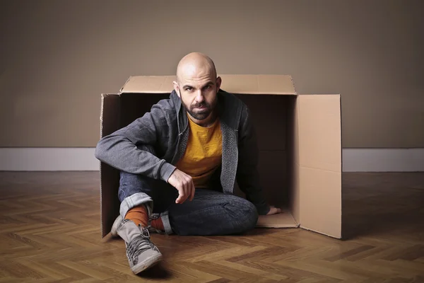 L'uomo è accanto a una scatola — Foto Stock