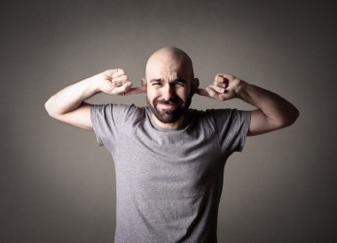 Adam duymak istemiyor