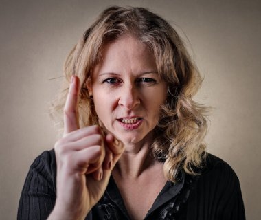 Birisi uyarı kadın