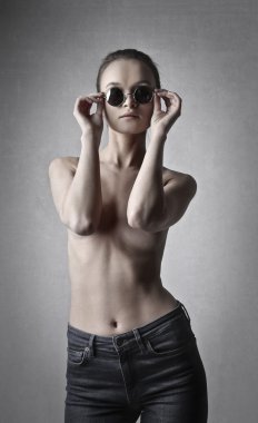 Yarı çıplak kadın