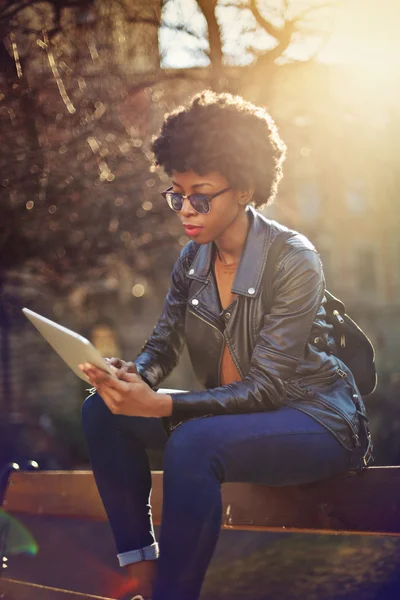 Vrouw met ipad — Stockfoto