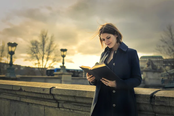 Kvinna läser en bok — Stockfoto