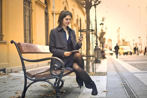 Mulher usando telefone — Fotografia de Stock