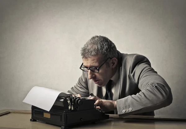 Homme d'affaires avec machine à écrire — Photo