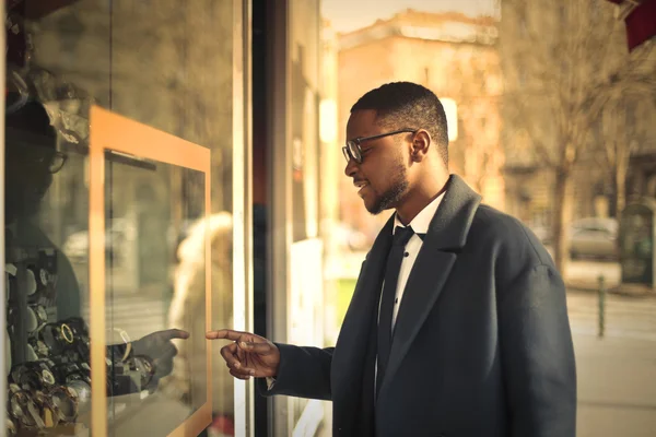 Homme d'affaires dans une vitrine — Photo