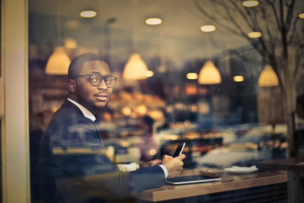 Uomo d'affari con telefono — Foto Stock