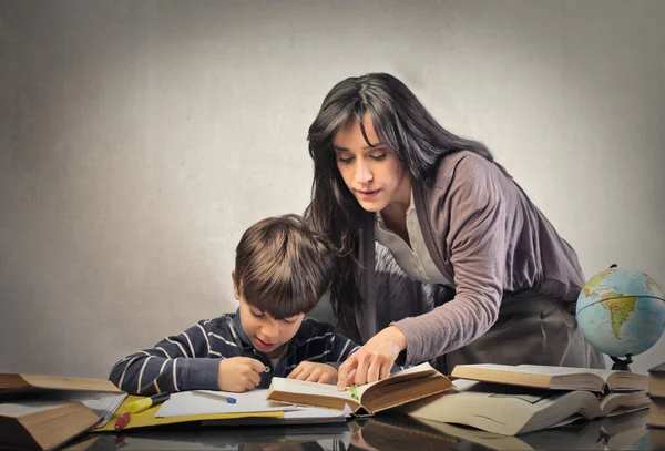 Moeder helpen zoon met huiswerk — Stockfoto