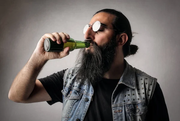 Bira içen adam — Stok fotoğraf