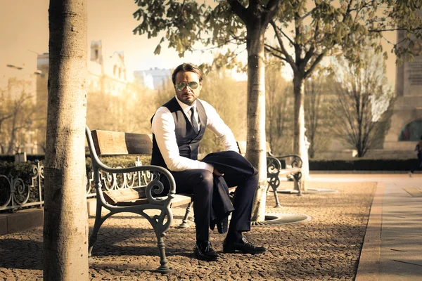 Empresário sentado em um banco — Fotografia de Stock