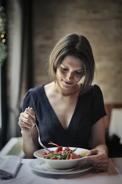 Frau isst Salat — Stockfoto