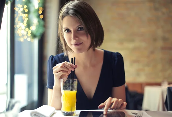 Mulher bebendo suco e usando comprimido — Fotografia de Stock