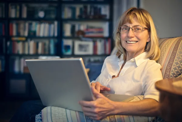 Frau benutzt Computer — Stockfoto