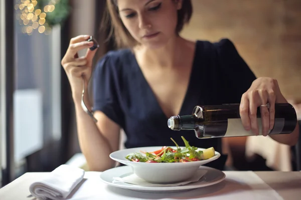 Kvinna äta en sallad — Stockfoto