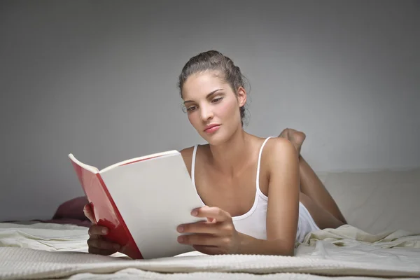 Mulher lendo um livro — Fotografia de Stock