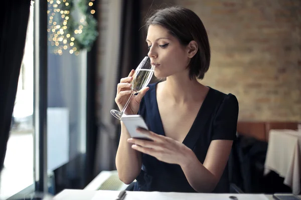 Textové zprávy žena v restauraci — Stock fotografie