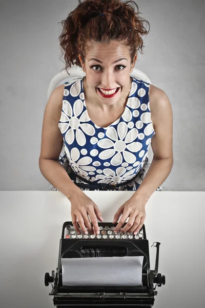 Женщина с пишущей машинкой — стоковое фото