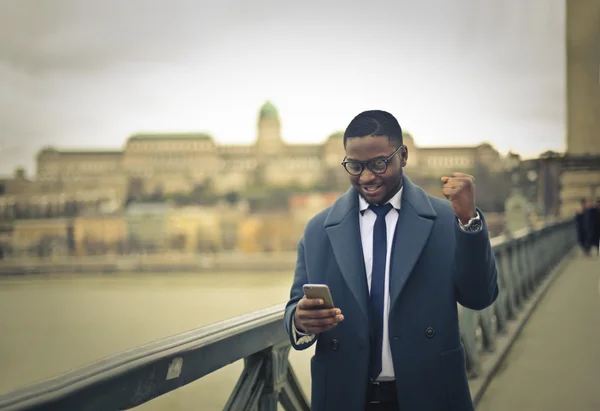 Homme d'affaires prospère avec téléphone — Photo