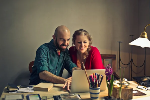 Vrienden met behulp van computer — Stockfoto