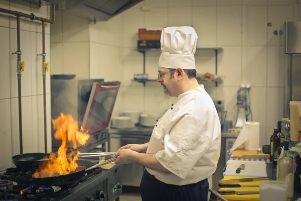 Chef-kok koken in een restaurant — Stockfoto