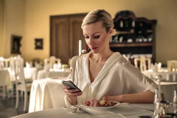 Vrouw SMS op de telefoon — Stockfoto