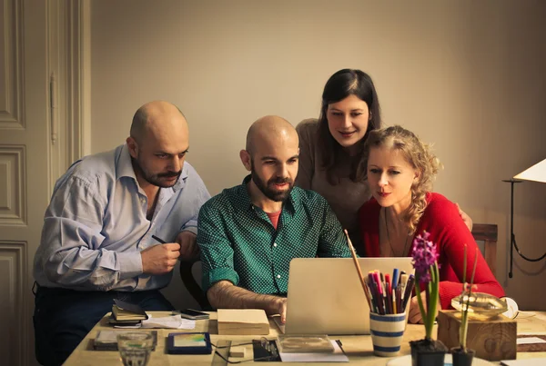 La gente mirando el ordenador —  Fotos de Stock