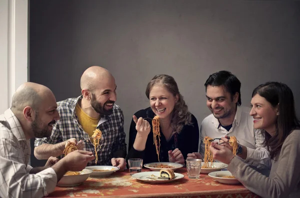 Vrienden eten van pasta — Stockfoto