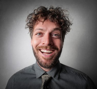 Gülümseyen bir adamın portresi