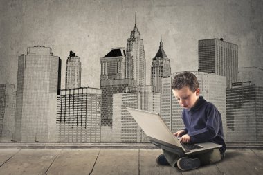 Bilgisayarı kullanan çocuk