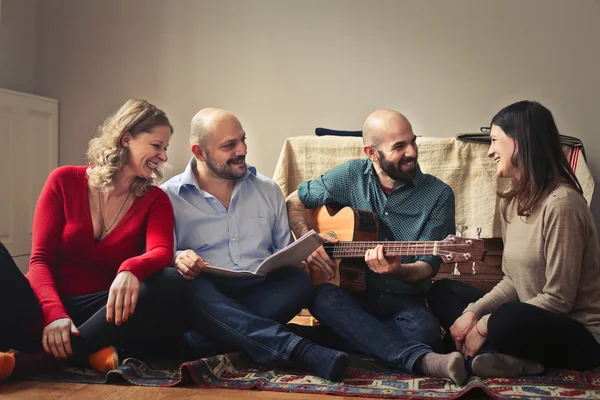 Hombre y amigos con guitarra —  Fotos de Stock