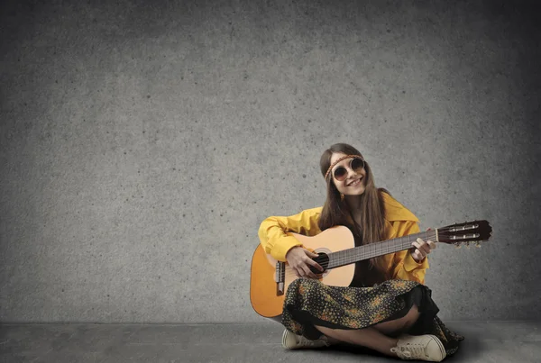 Ragazza che suona la chitarra — Foto Stock